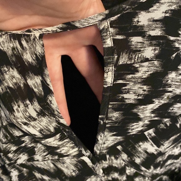 Vince Camuto, Black & White Faux Wrap Blouse, Size M, EUC - Picture 3 of 7